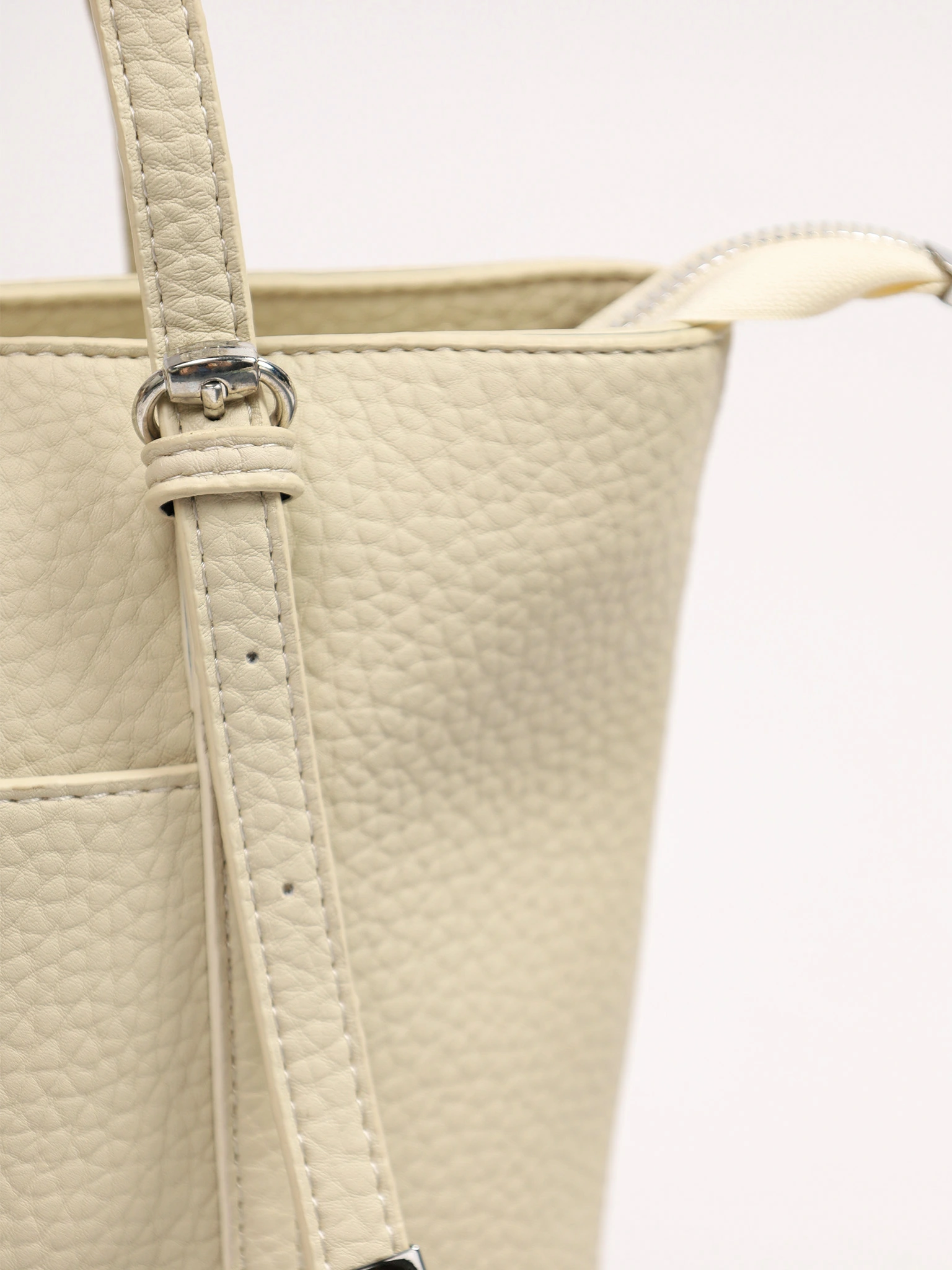 Сумка-тоут с карманом на кнопке и декоративным платком в ассортименте